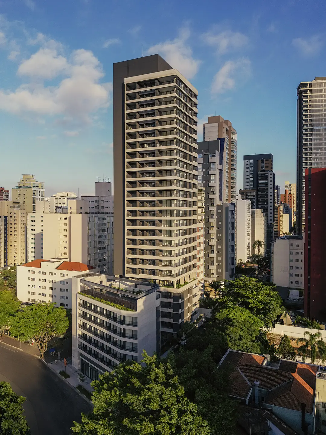 Vista aérea da torre do ESQUINA Pinheiros entre os prédios de Pinheiros. Foto do empreendimento pronto